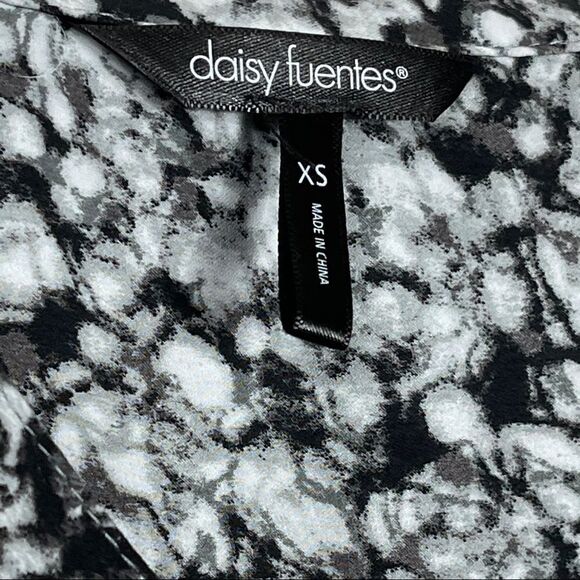 Daisy Fuentes Long Sleeve Black and White Blouse - Picture 11 of 12